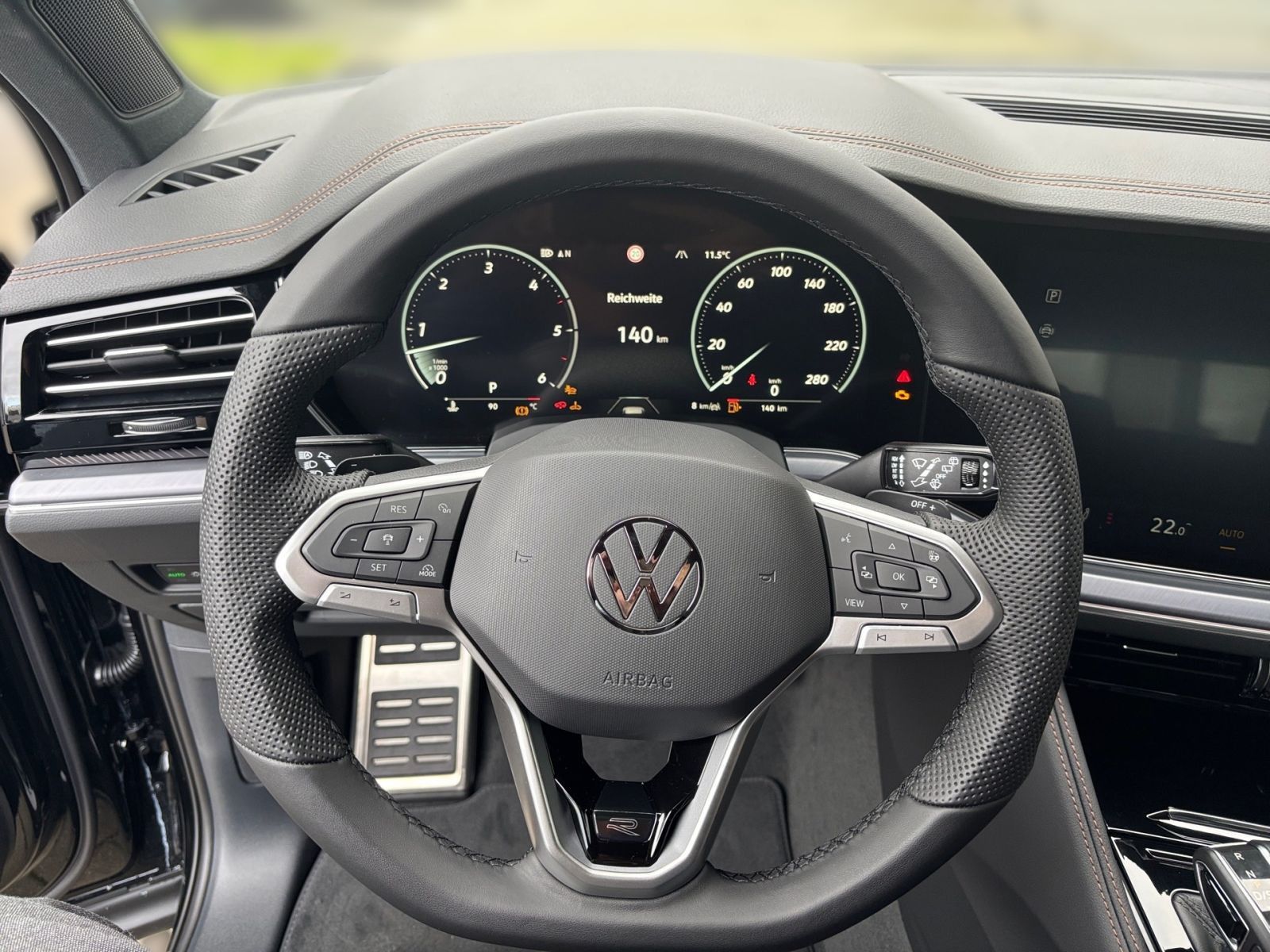 Fahrzeugabbildung Volkswagen Touareg R-Line 3.0 l V6 TDI 4M AHK Luftfahrwerk