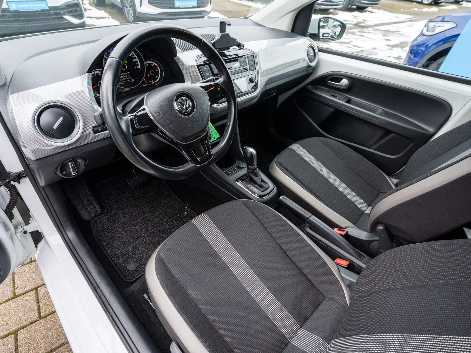 Fahrzeugabbildung Volkswagen e-up! high CCS-Ladedose Climatronic Sitzheizung