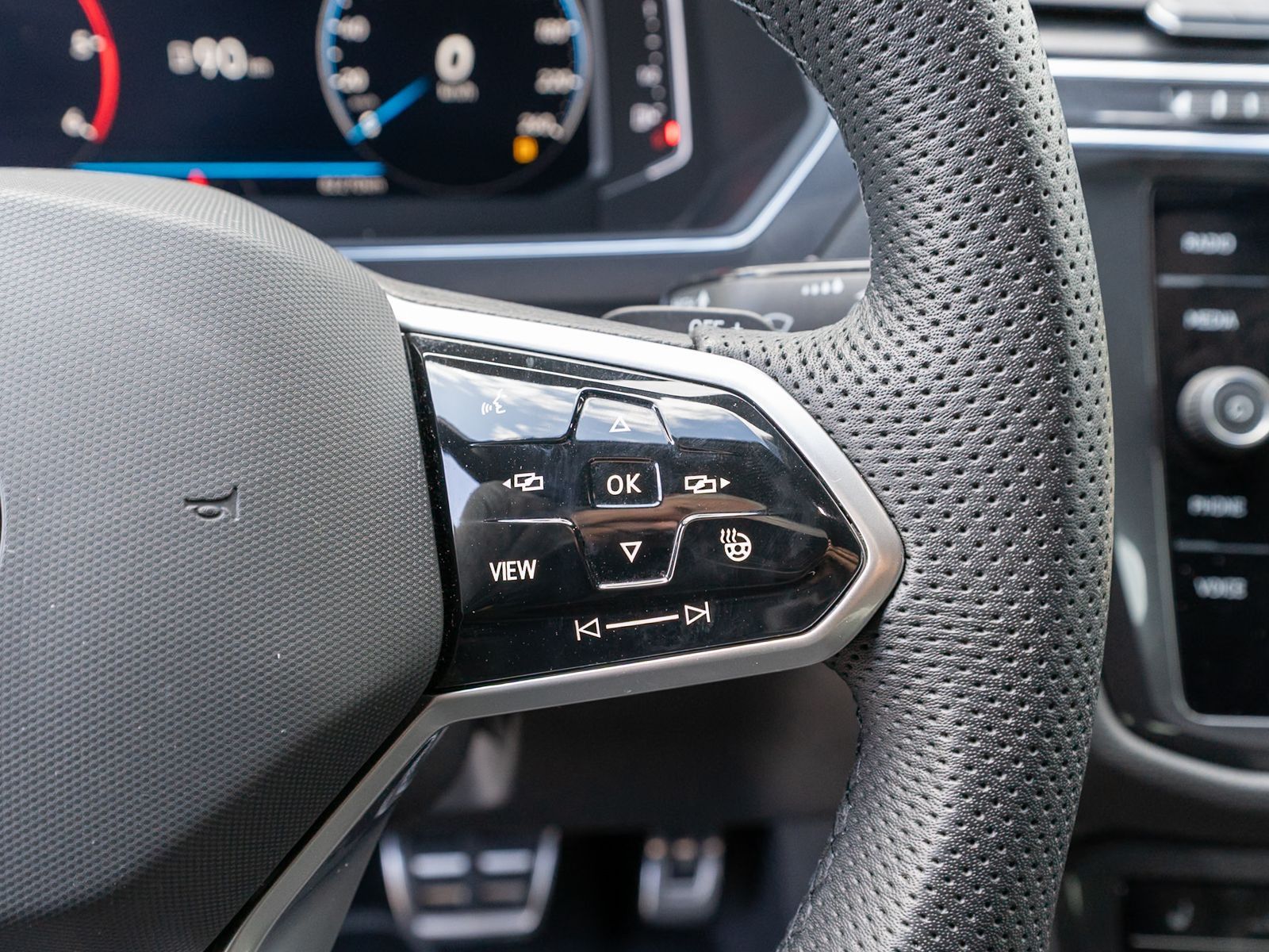 Fahrzeugabbildung Volkswagen Tiguan Allspace R-Line 2.0TDI 4M DSG 360° AHK 7S