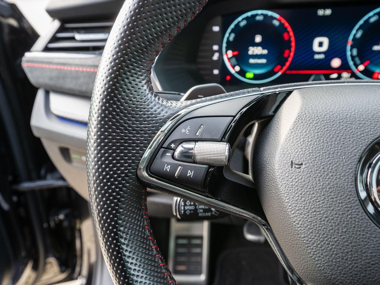 Fahrzeugabbildung SKODA Octavia RS Combi 2.0TDI DSG LED RFK HUD PANO AHK