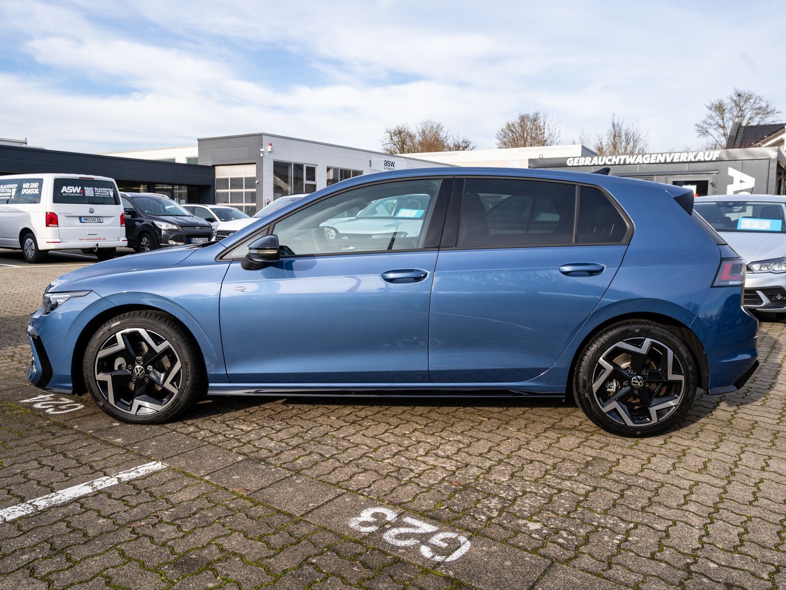 Fahrzeugabbildung Volkswagen Golf R-Line 2.0 TDI DSG LED Navi RFK Stdhzg AHK