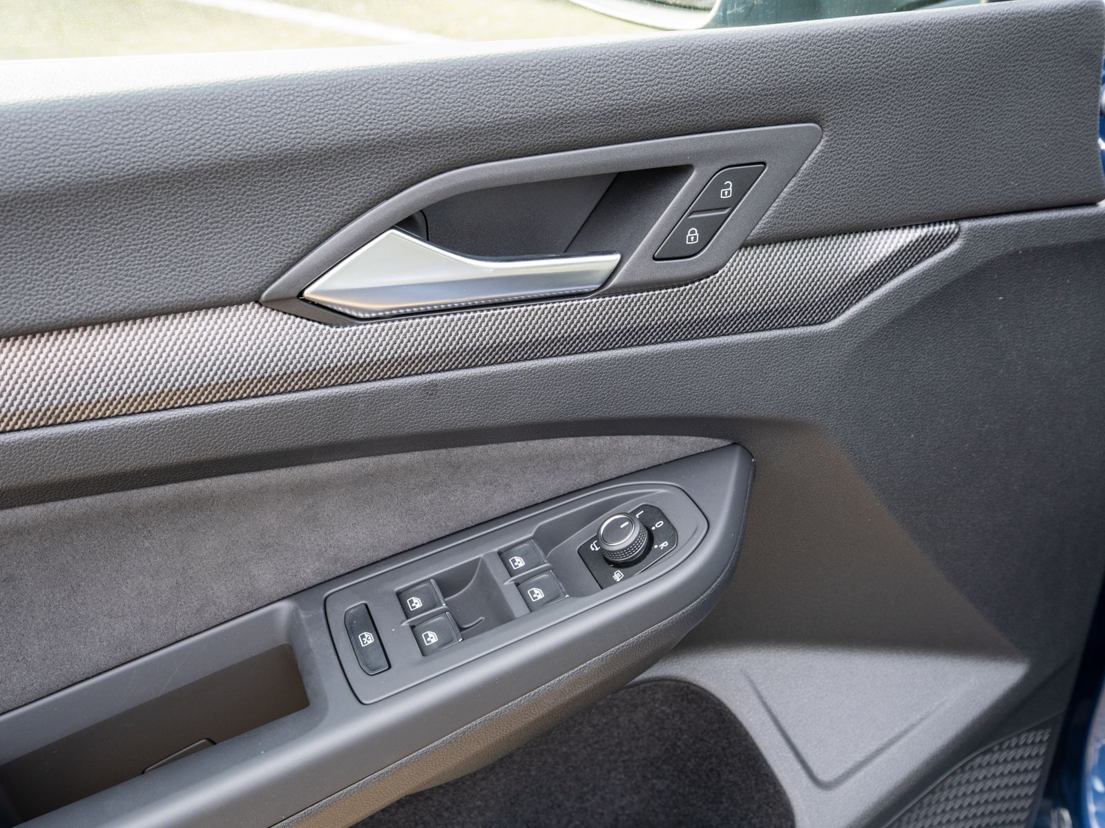 Fahrzeugabbildung Volkswagen Golf R-Line 2.0 TDI DSG LED Navi RFK Stdhzg AHK