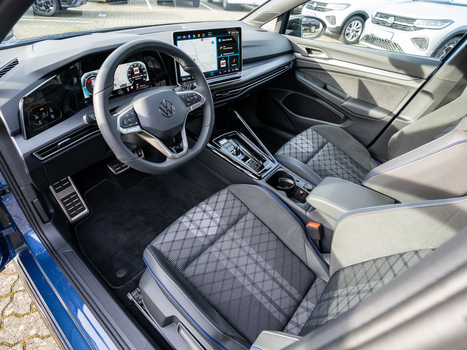 Fahrzeugabbildung Volkswagen Golf R-Line 2.0 TDI DSG LED Navi RFK Stdhzg AHK