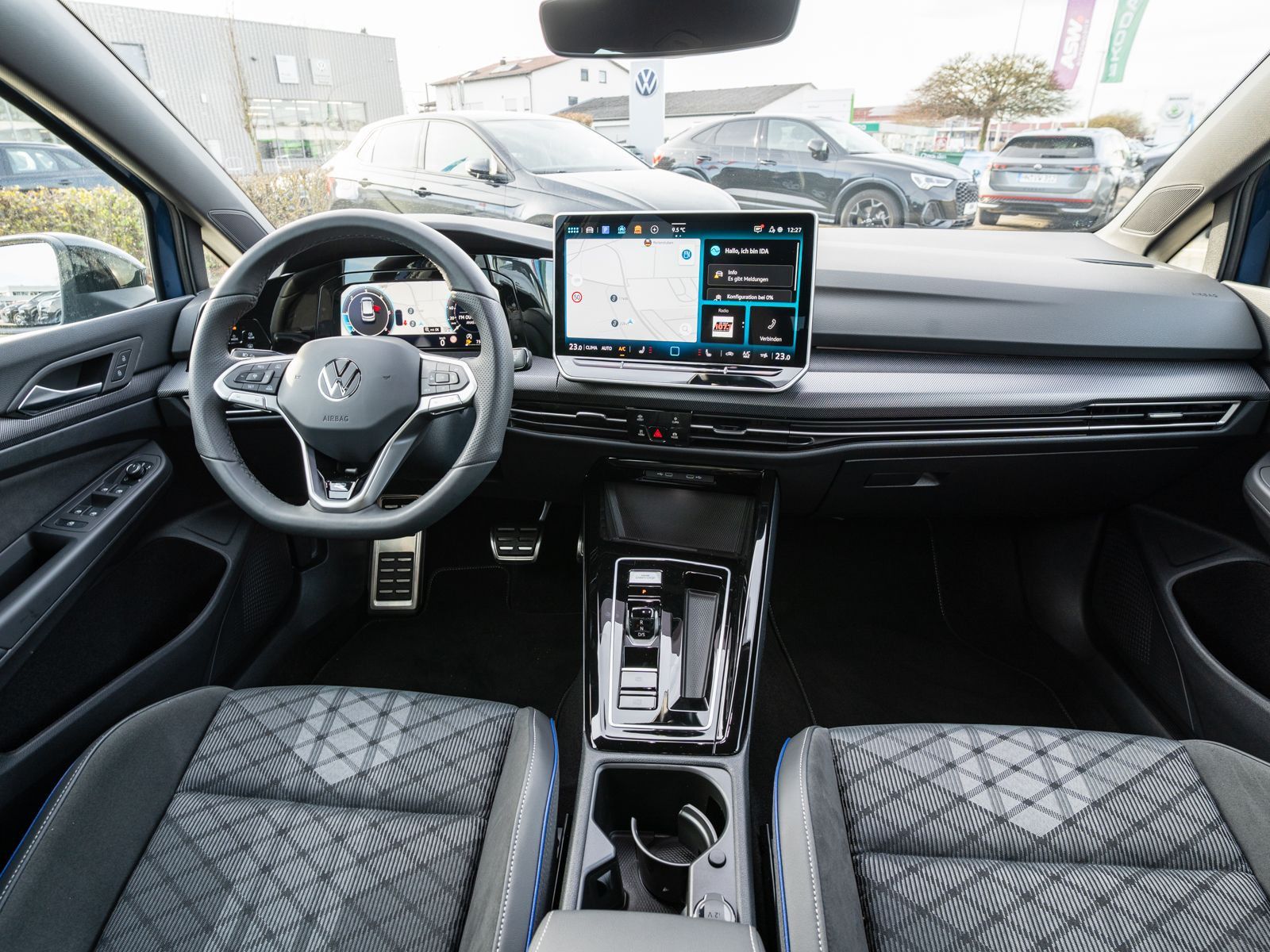 Fahrzeugabbildung Volkswagen Golf R-Line 2.0 TDI DSG LED Navi RFK Stdhzg AHK