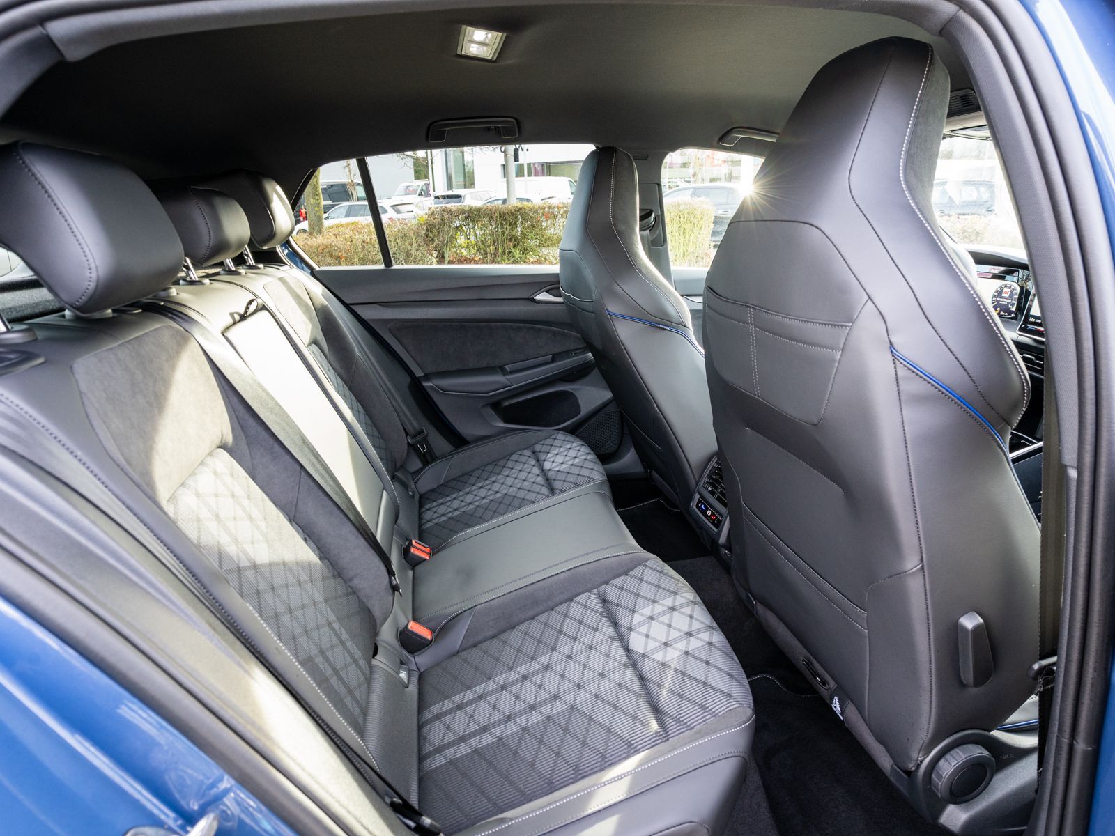 Fahrzeugabbildung Volkswagen Golf R-Line 2.0 TDI DSG LED Navi RFK Stdhzg AHK