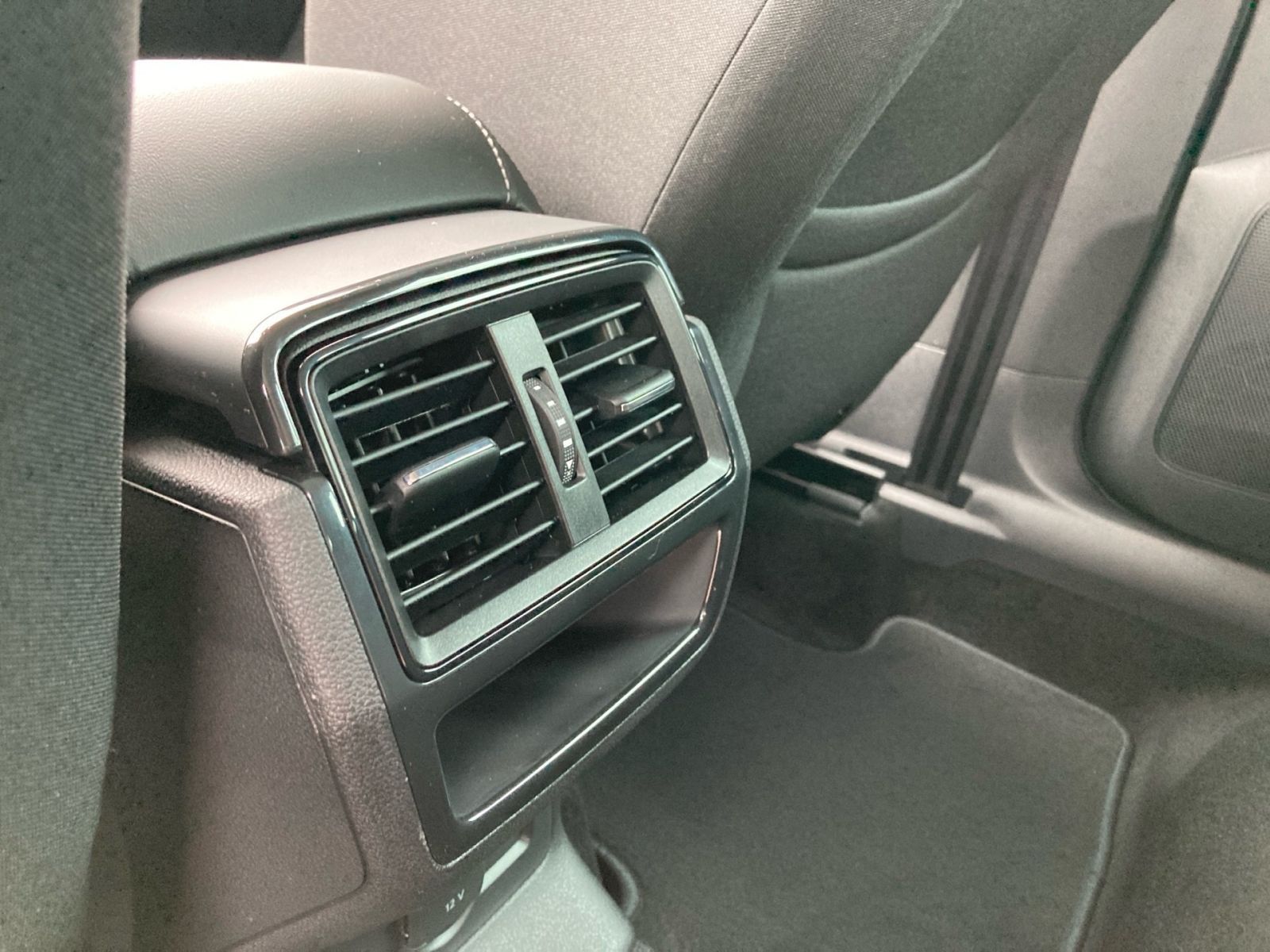 Fahrzeugabbildung SKODA Karoq Balance 1,5 TSI 150PS DSG ACC PDC SHZ AHK