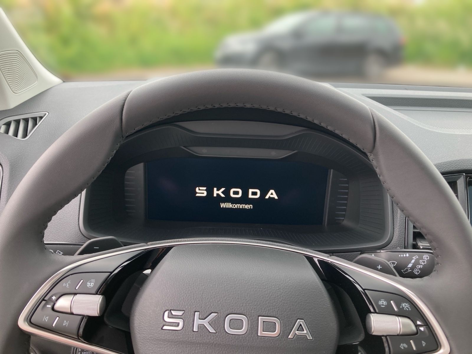 Fahrzeugabbildung SKODA Karoq Balance 1,5 TSI 150PS DSG ACC PDC SHZ AHK