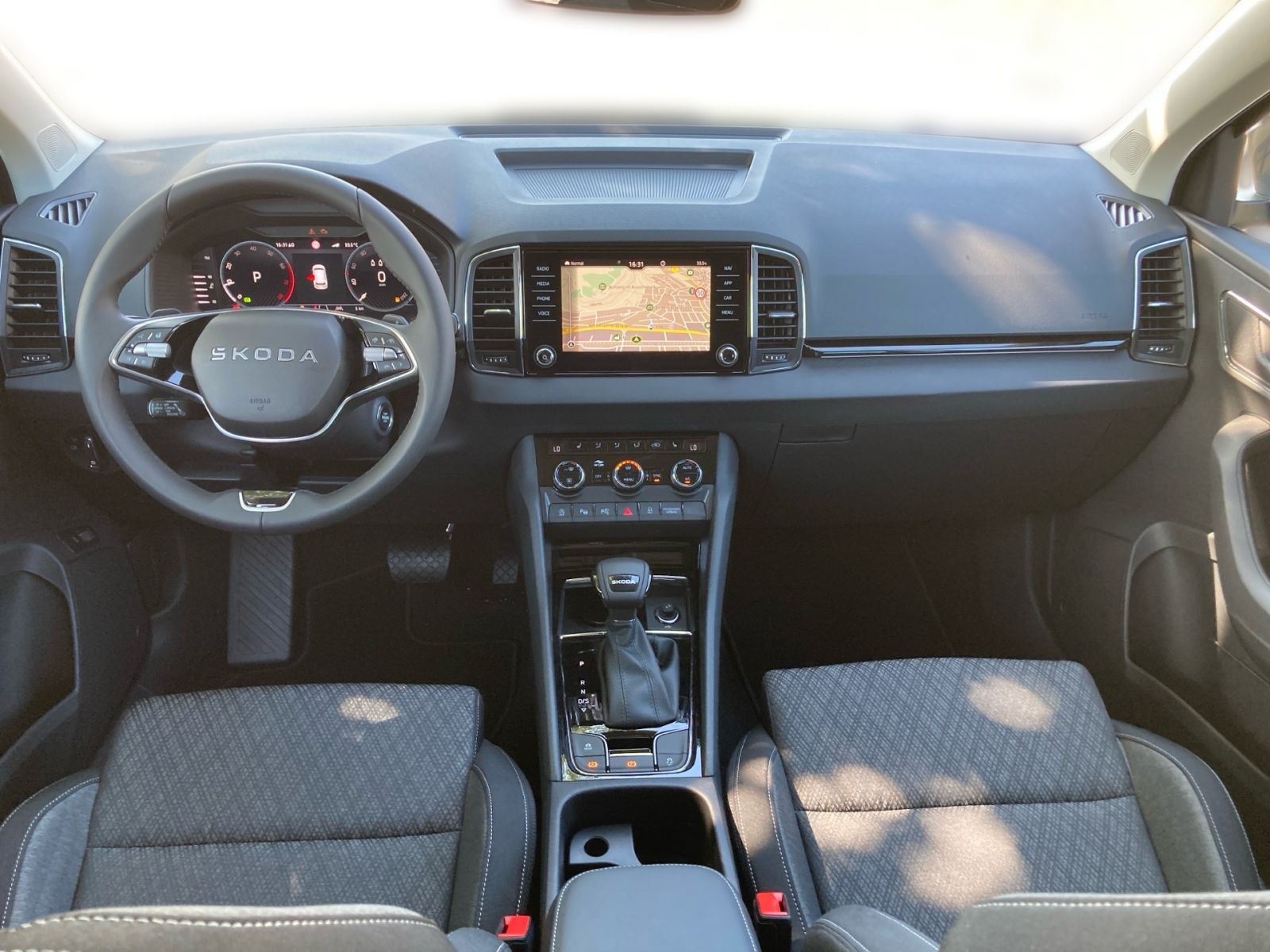 Fahrzeugabbildung SKODA Karoq Balance 1,5 TSI 150PS DSG ACC 360° SHZ AHK