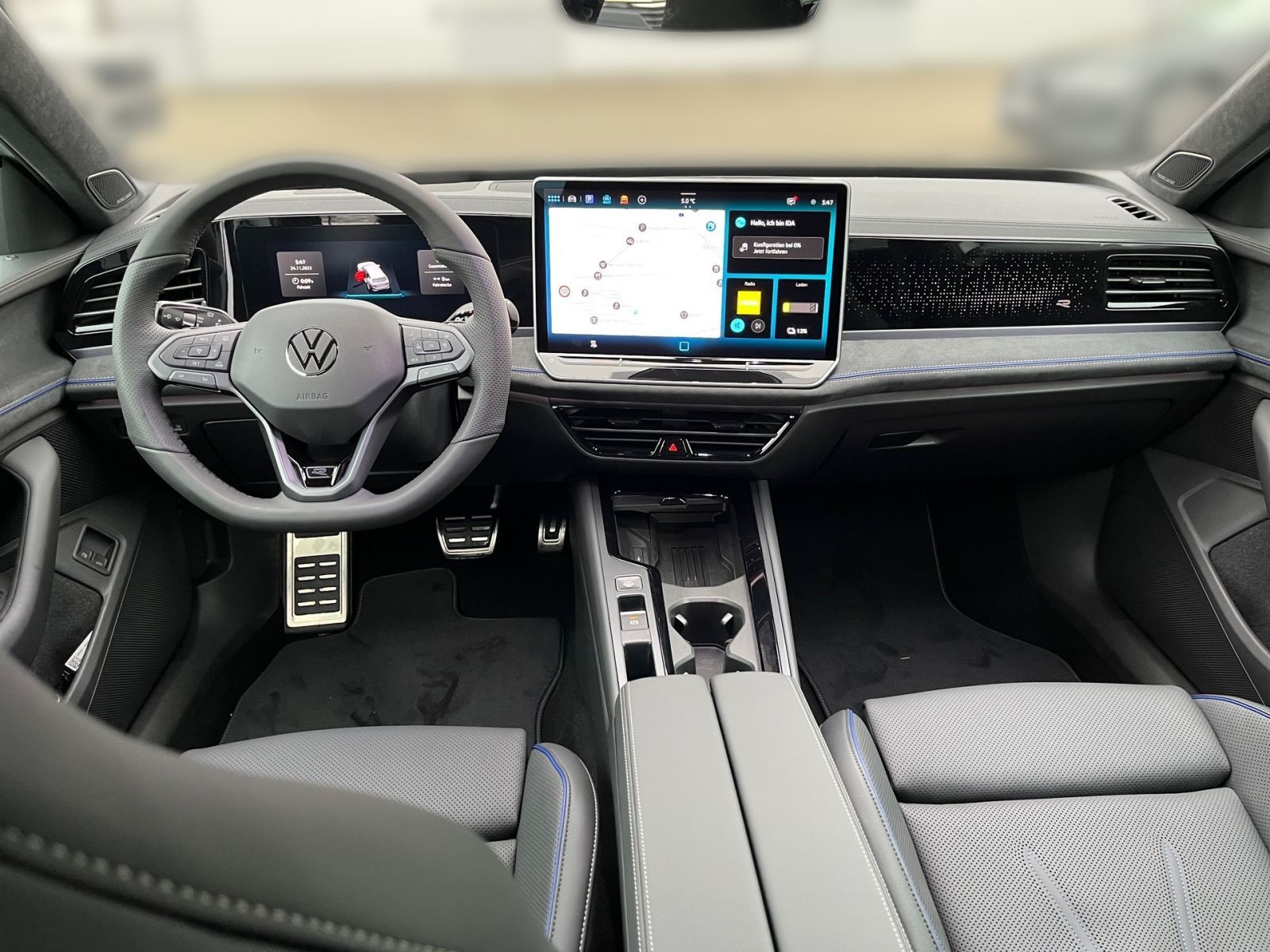 Fahrzeugabbildung Volkswagen Passat R-Line 1.5eHybrid 177PS DSG Pano Navi AHK