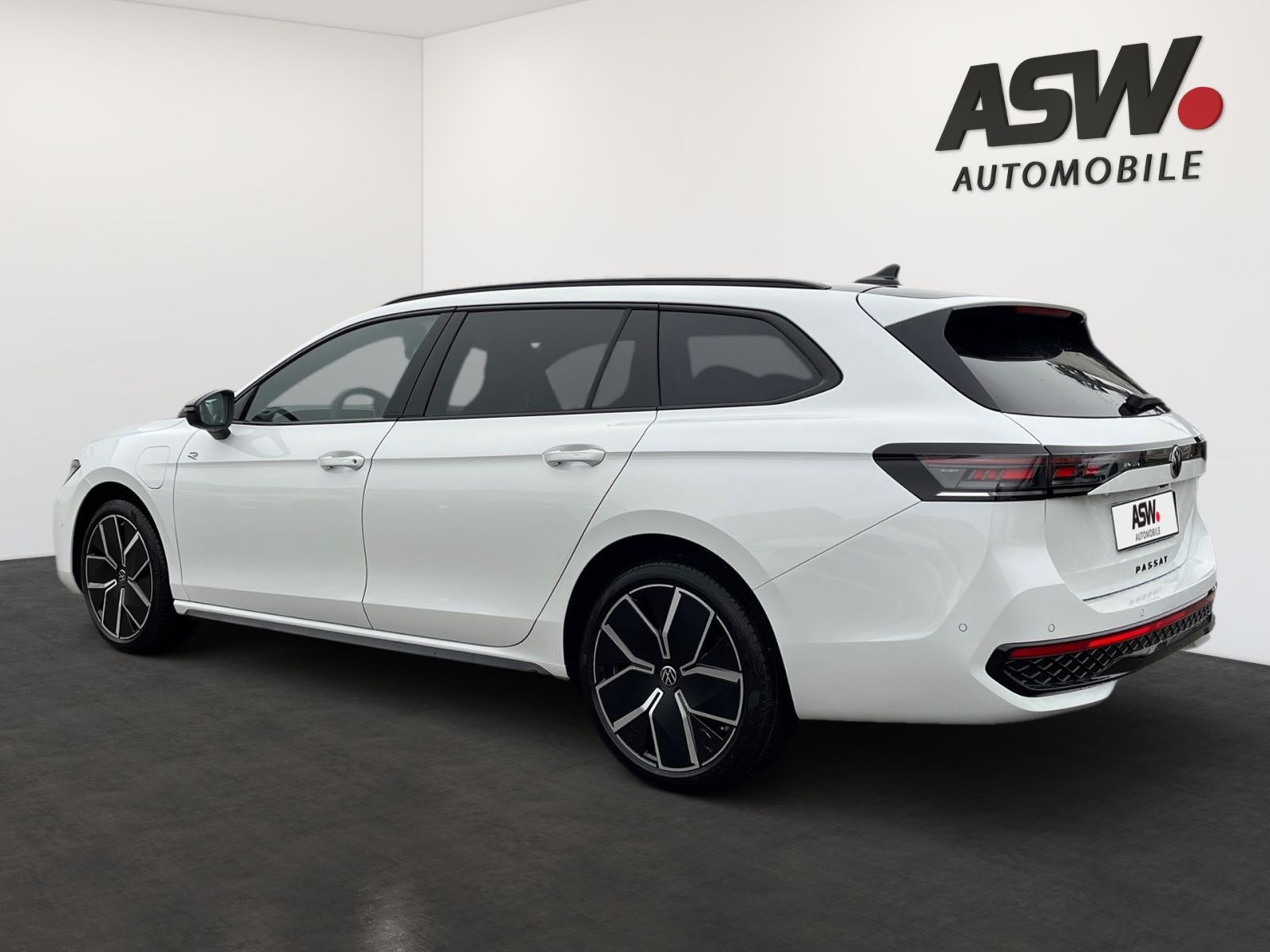 Fahrzeugabbildung Volkswagen Passat R-Line 1.5eHybrid 177PS DSG Pano Navi AHK
