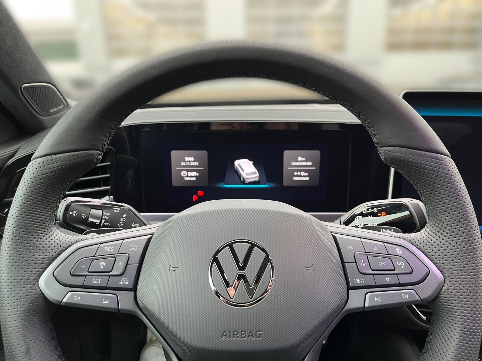 Fahrzeugabbildung Volkswagen Passat R-Line 1.5eHybrid 177PS DSG Pano Navi AHK