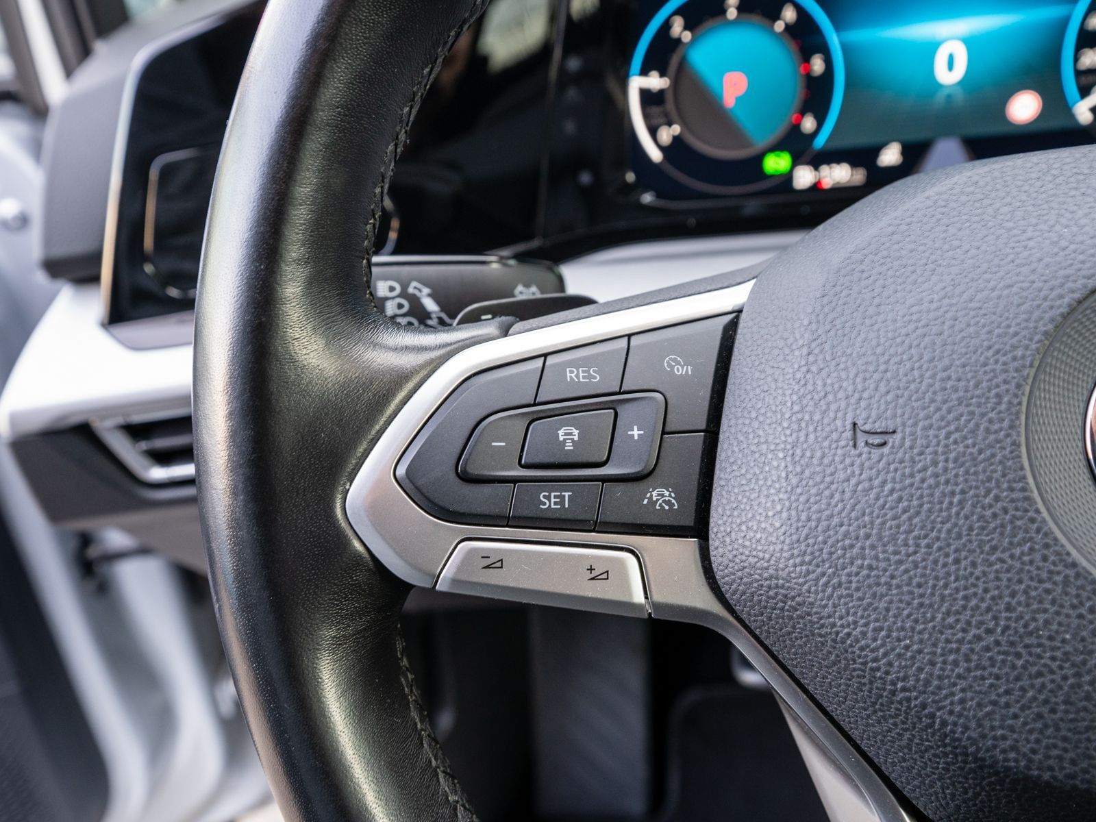 Fahrzeugabbildung Volkswagen Golf Variant Life 2.0 TDI DSG Navi AHK ACC LED