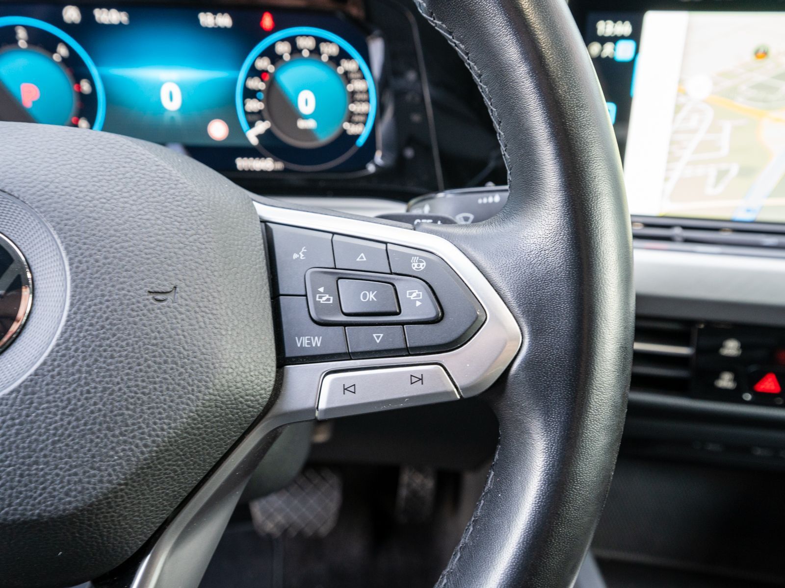 Fahrzeugabbildung Volkswagen Golf Variant Life 2.0 TDI DSG Navi AHK ACC LED