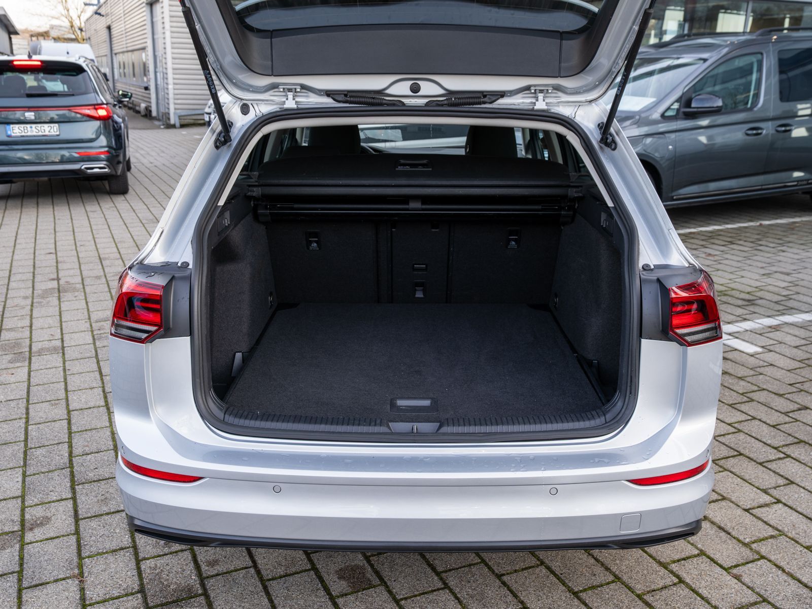 Fahrzeugabbildung Volkswagen Golf Variant Life 2.0 TDI DSG Navi AHK ACC LED