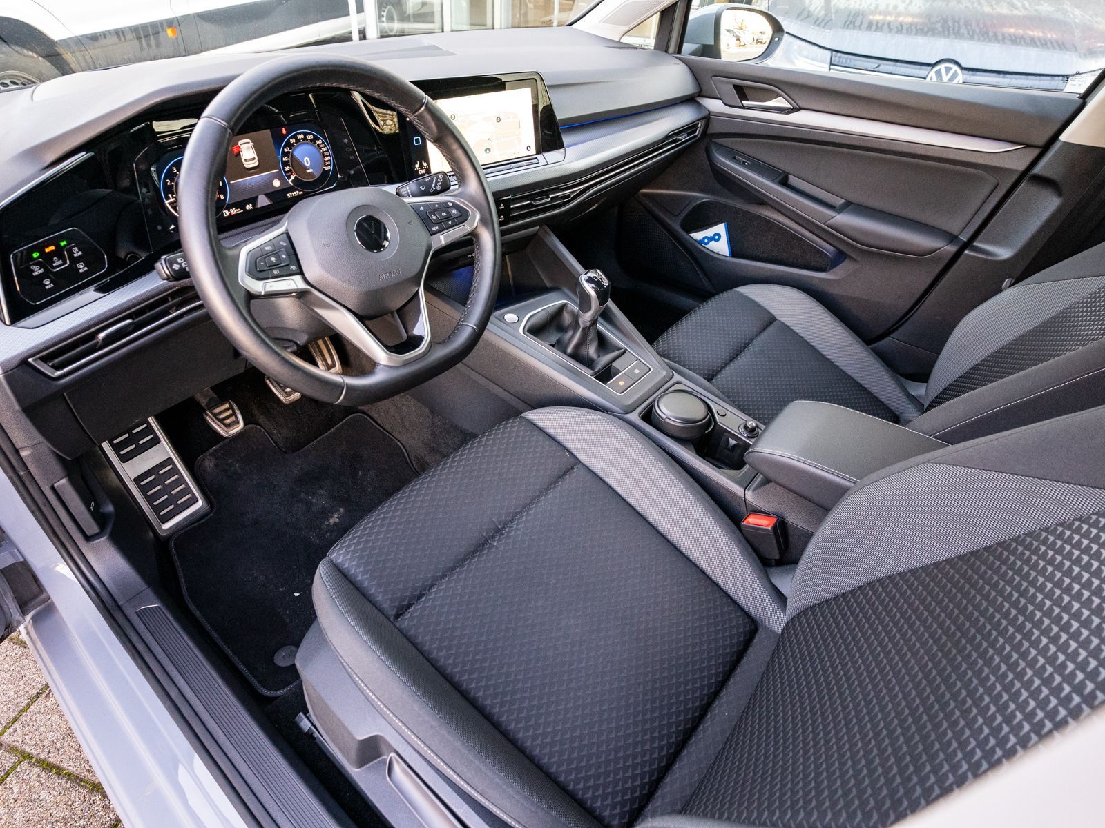 Fahrzeugabbildung Volkswagen Golf Active 1,5 TSI LED NAVI HUD RFK ACC PDC SHZ