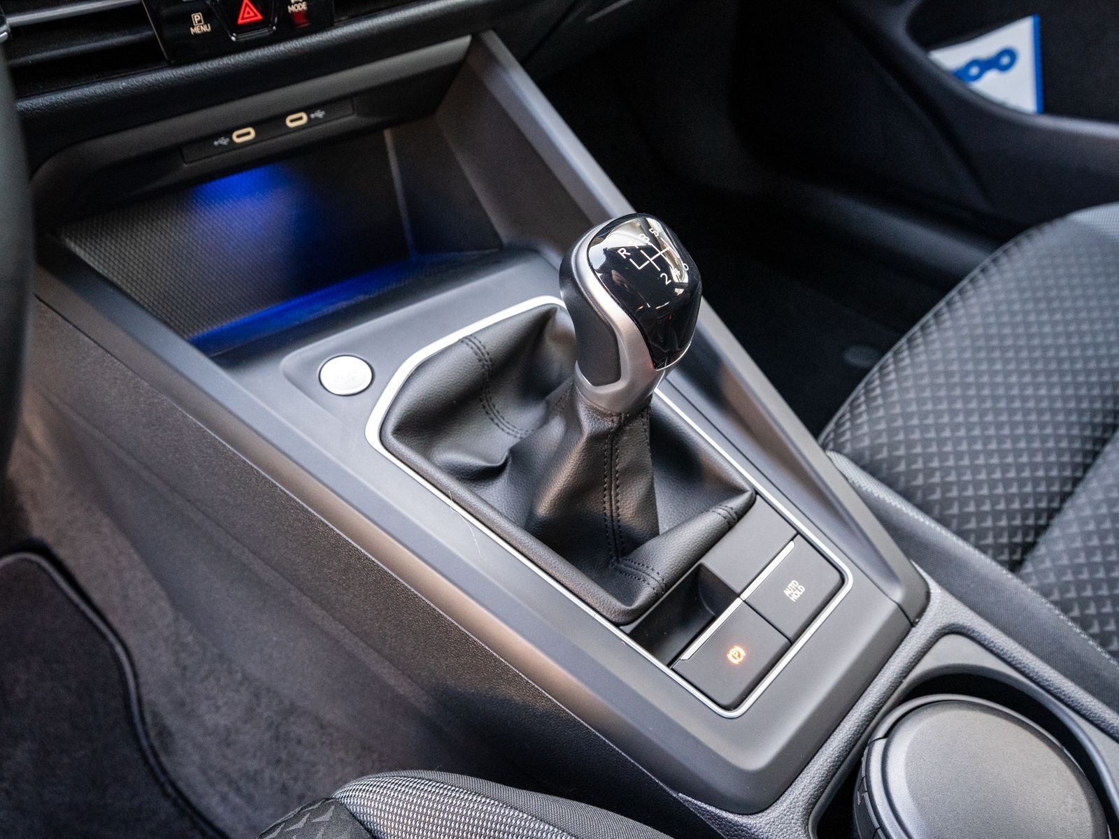 Fahrzeugabbildung Volkswagen Golf Active 1,5 TSI LED NAVI HUD RFK ACC PDC SHZ