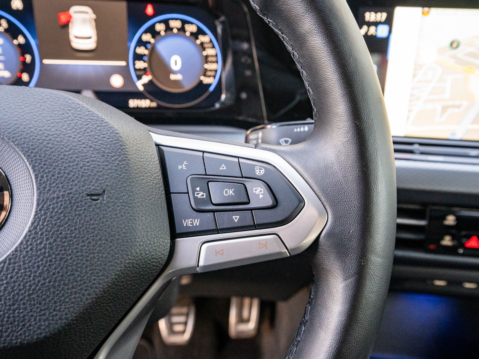 Fahrzeugabbildung Volkswagen Golf Active 1,5 TSI LED NAVI HUD RFK ACC PDC SHZ