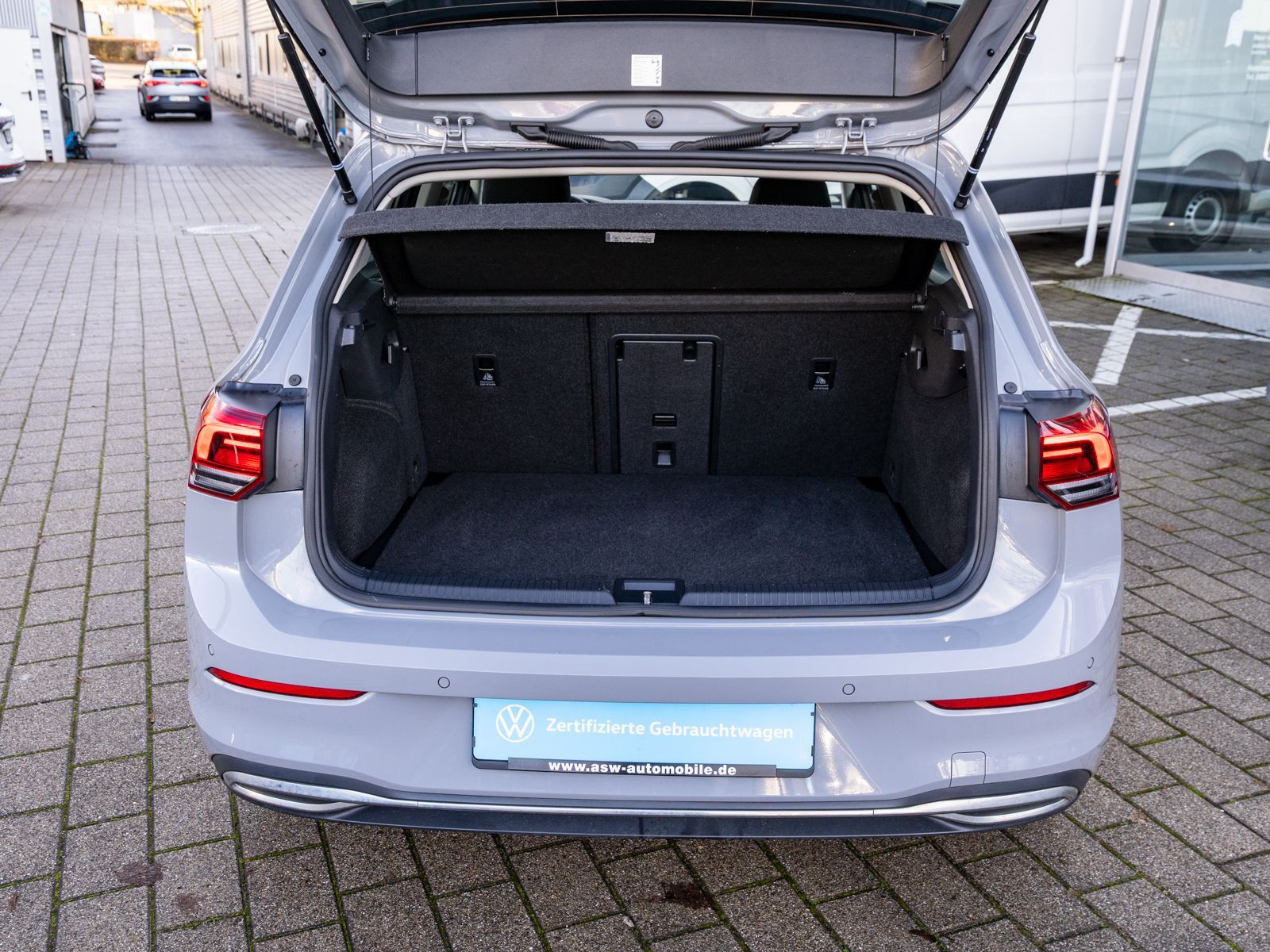 Fahrzeugabbildung Volkswagen Golf Active 1,5 TSI LED NAVI HUD RFK ACC PDC SHZ