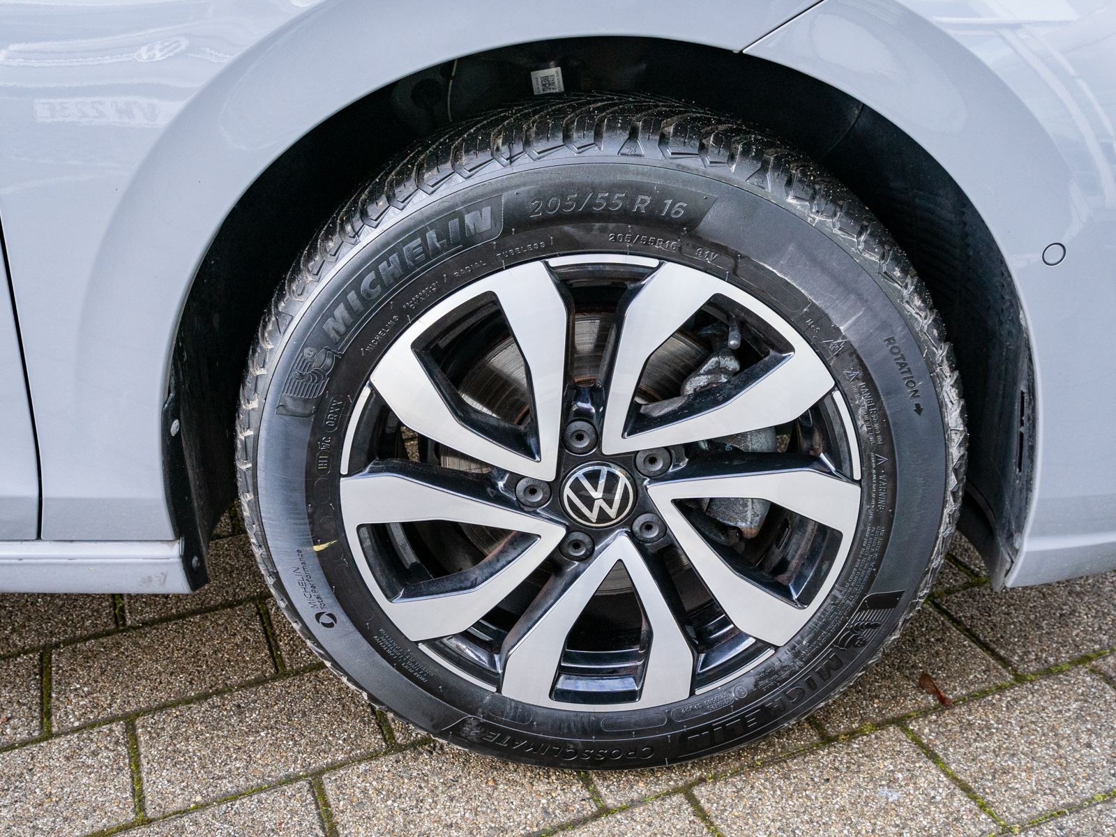 Fahrzeugabbildung Volkswagen Golf Active 1,5 TSI LED NAVI HUD RFK ACC PDC SHZ