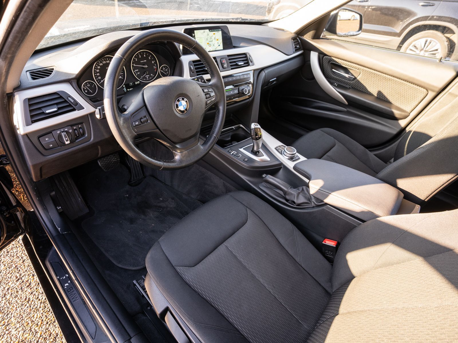 Fahrzeugabbildung BMW 318 i Touring Automatik LED NAVI SHZ PDC