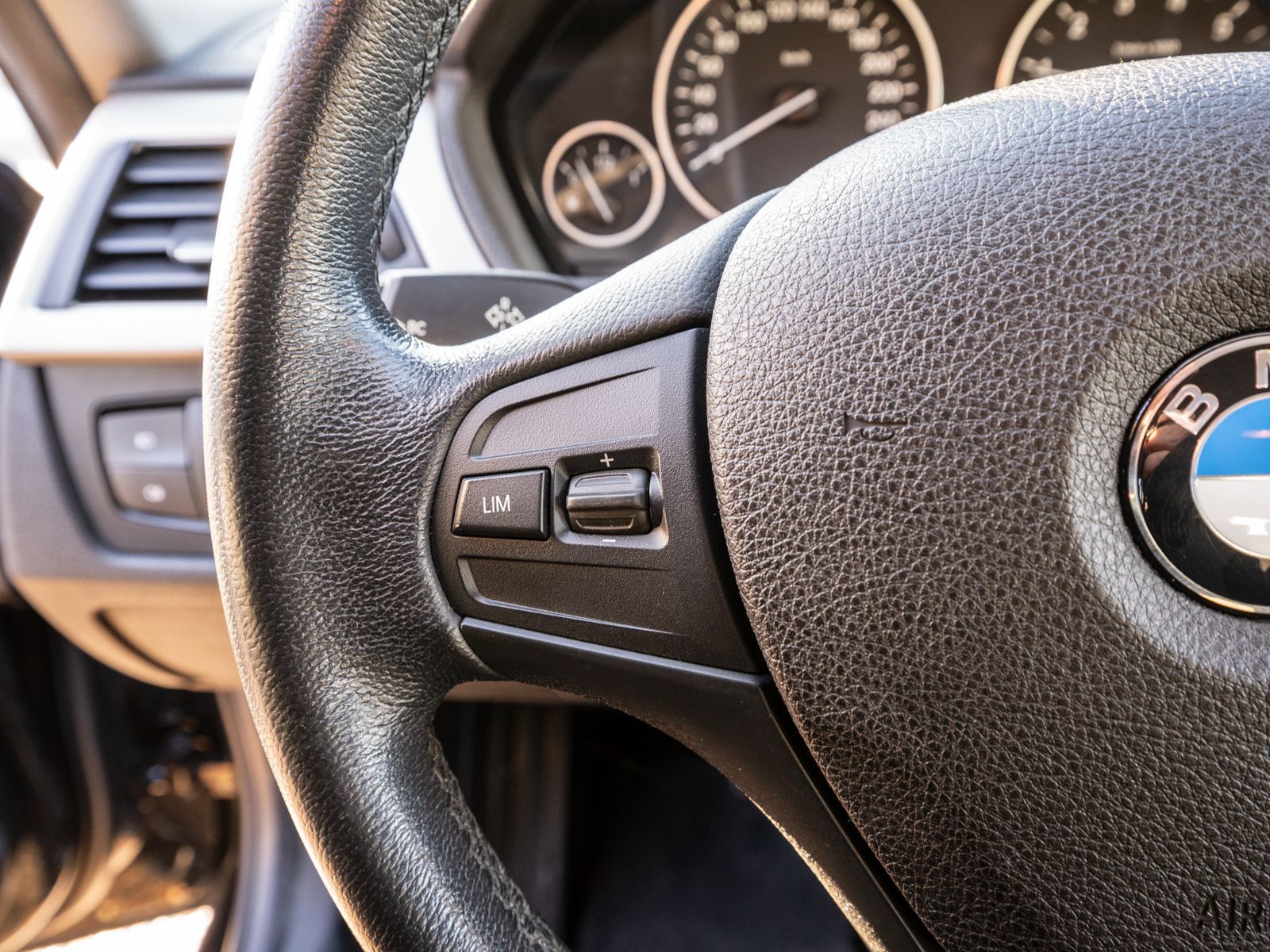 Fahrzeugabbildung BMW 318 i Touring Automatik LED NAVI SHZ PDC