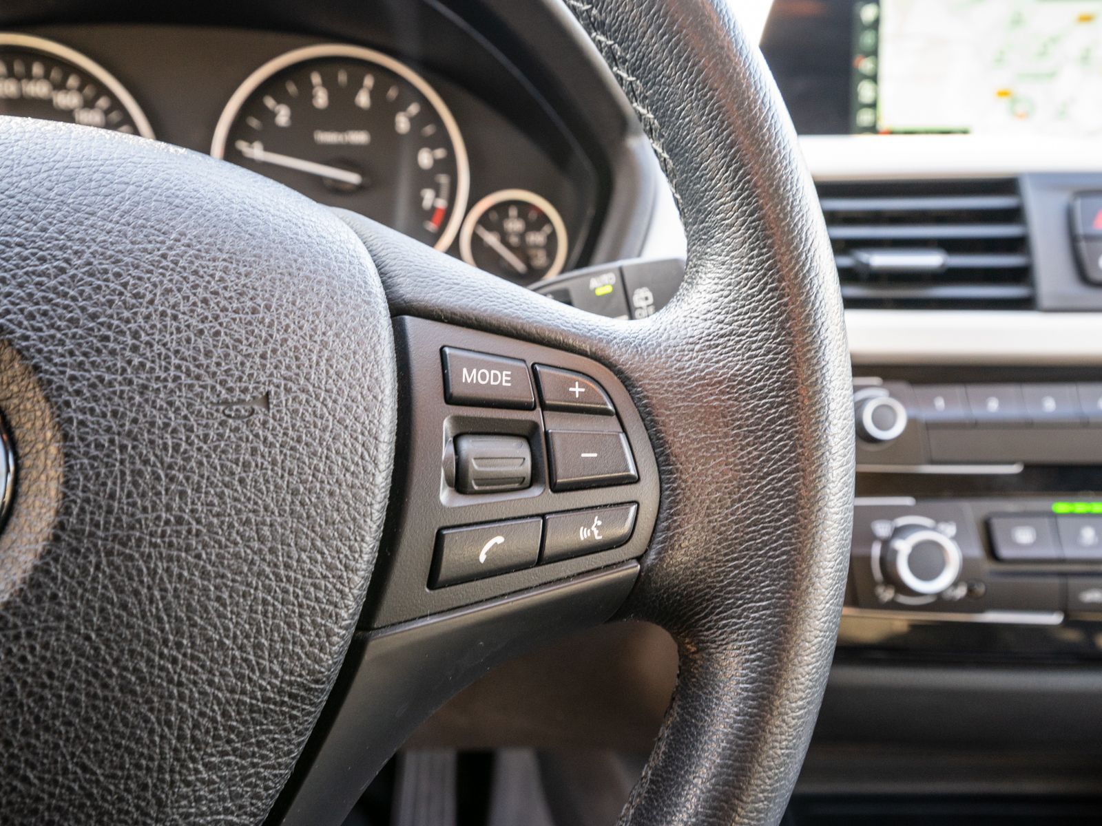 Fahrzeugabbildung BMW 318 i Touring Automatik LED NAVI SHZ PDC