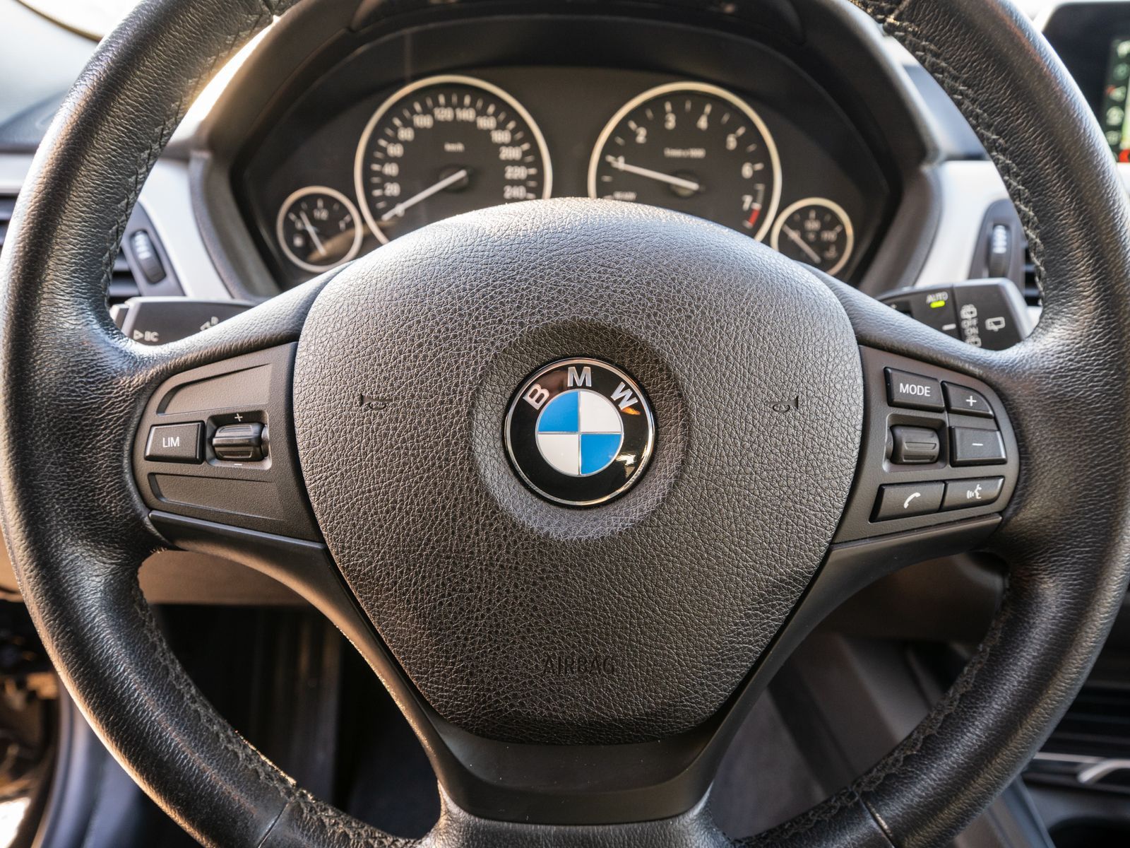 Fahrzeugabbildung BMW 318 i Touring Automatik LED NAVI SHZ PDC