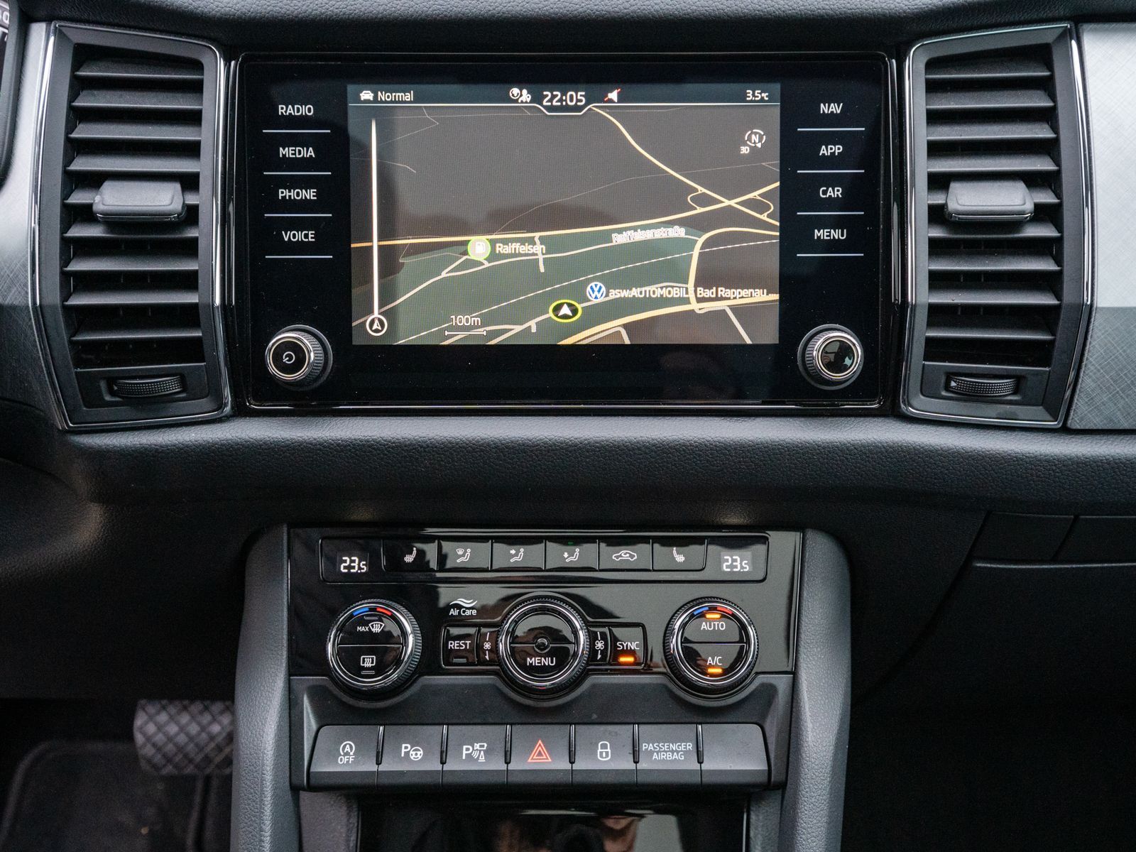 Fahrzeugabbildung SKODA Kodiaq Tour 2.0TDI DSG LED Navi 360° Pano AHK 7S