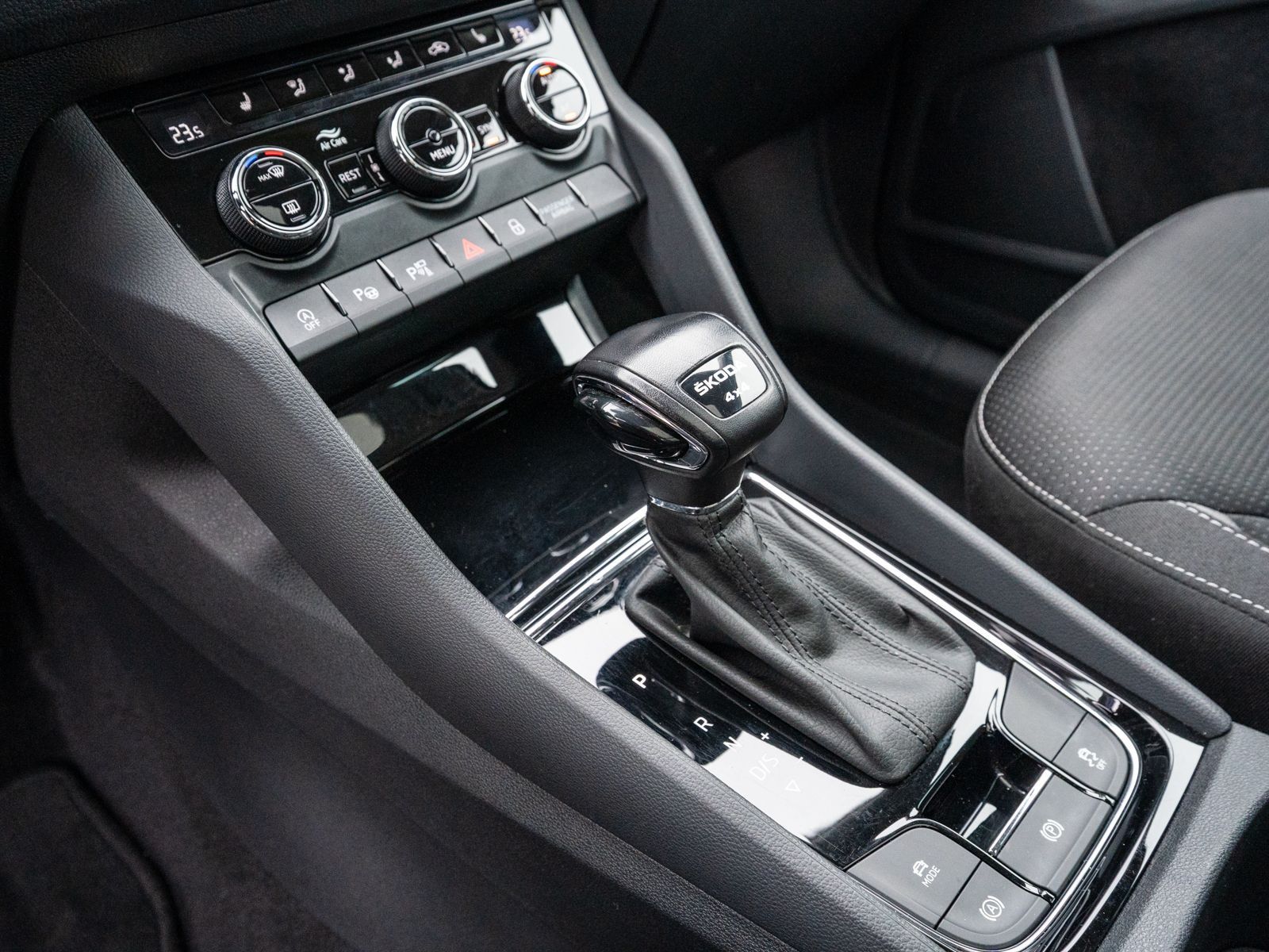 Fahrzeugabbildung SKODA Kodiaq Tour 2.0TDI DSG LED Navi 360° Pano AHK 7S