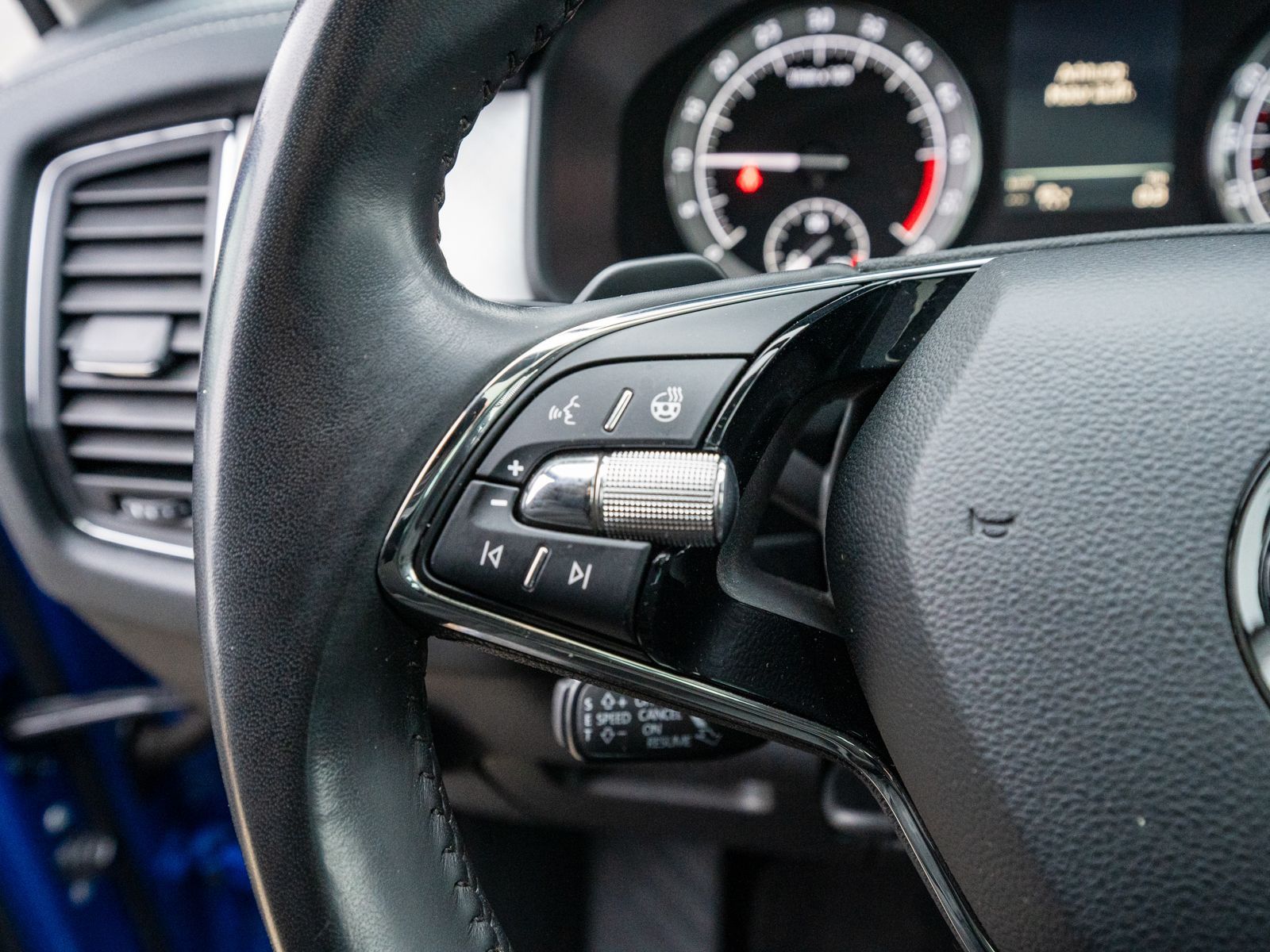 Fahrzeugabbildung SKODA Kodiaq Tour 2.0TDI DSG LED Navi 360° Pano AHK 7S