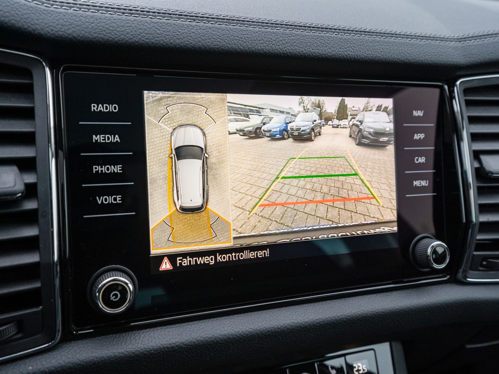 Fahrzeugabbildung SKODA Kodiaq Tour 2.0TDI DSG LED Navi 360° Pano AHK 7S