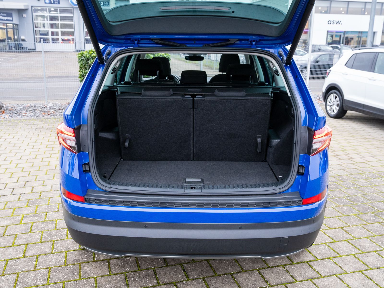 Fahrzeugabbildung SKODA Kodiaq Tour 2.0TDI DSG LED Navi 360° Pano AHK 7S