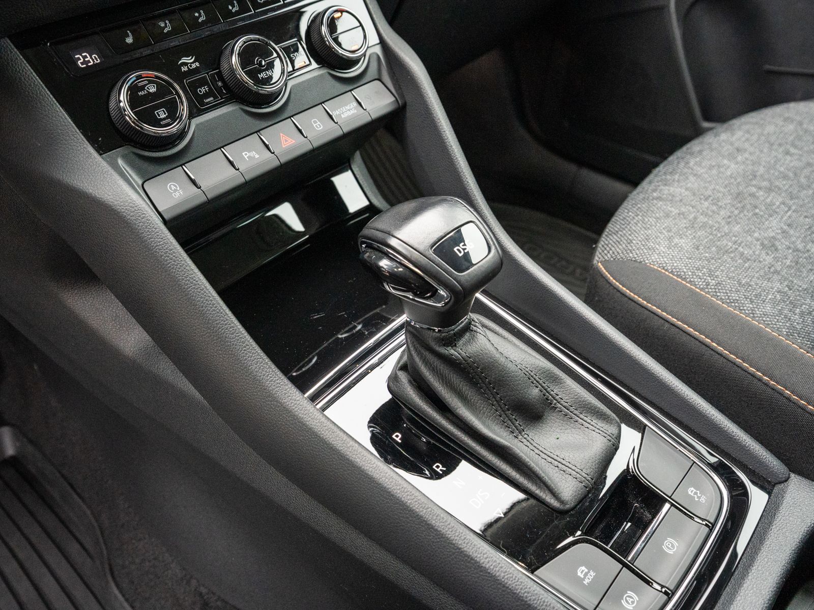 Fahrzeugabbildung SKODA Karoq Clever 1.5TSI DSG LED Navi PDC ACC SHZ AHK