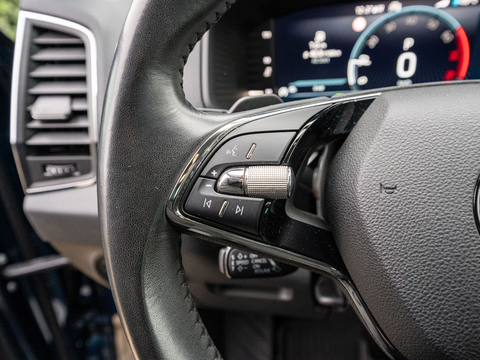 Fahrzeugabbildung SKODA Karoq Clever 1.5TSI DSG LED Navi PDC ACC SHZ AHK