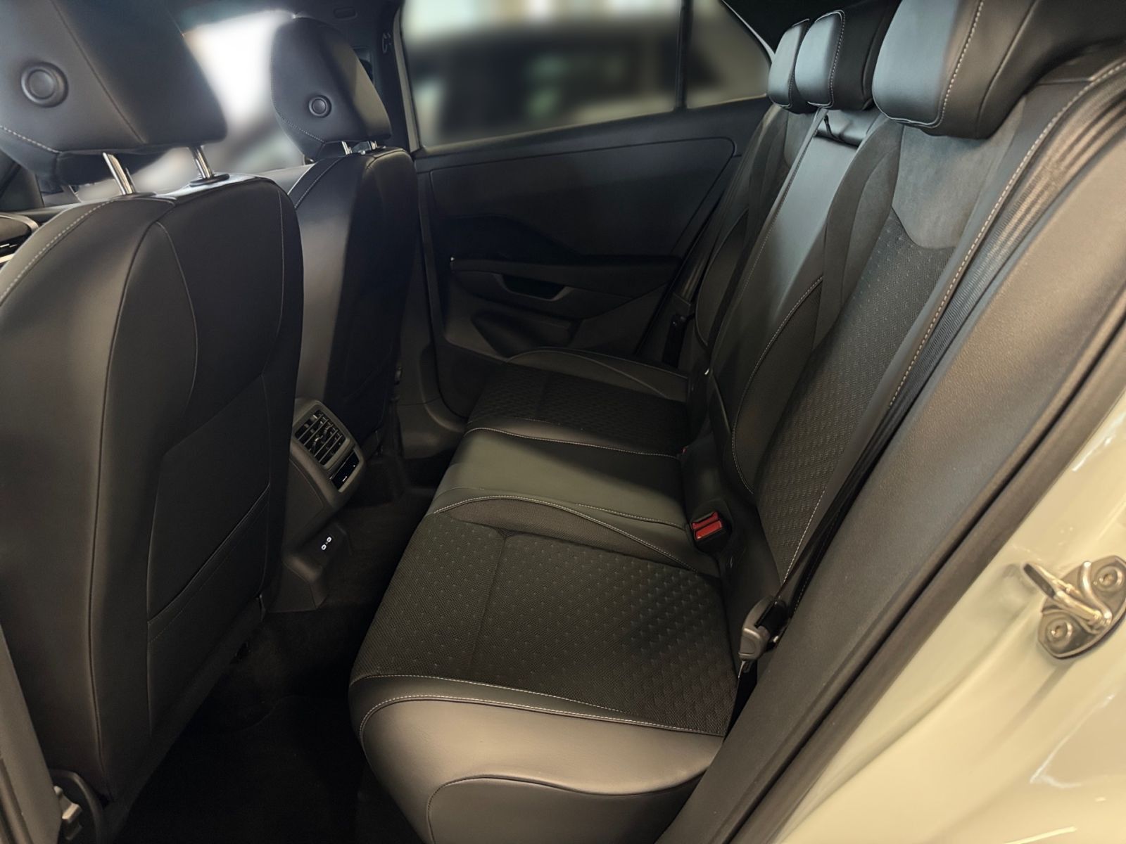 Fahrzeugabbildung Volkswagen T-Roc R-Line NEUES MODELL 1.5eTSI Head-up ACC SH