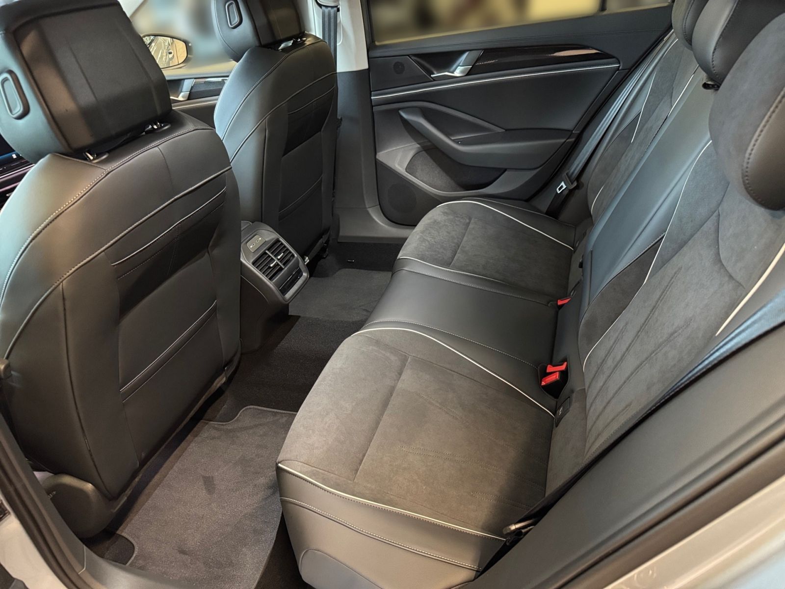 Fahrzeugabbildung Volkswagen Passat Business 1.5 eTSI DSG *5 Jahre Garantie*