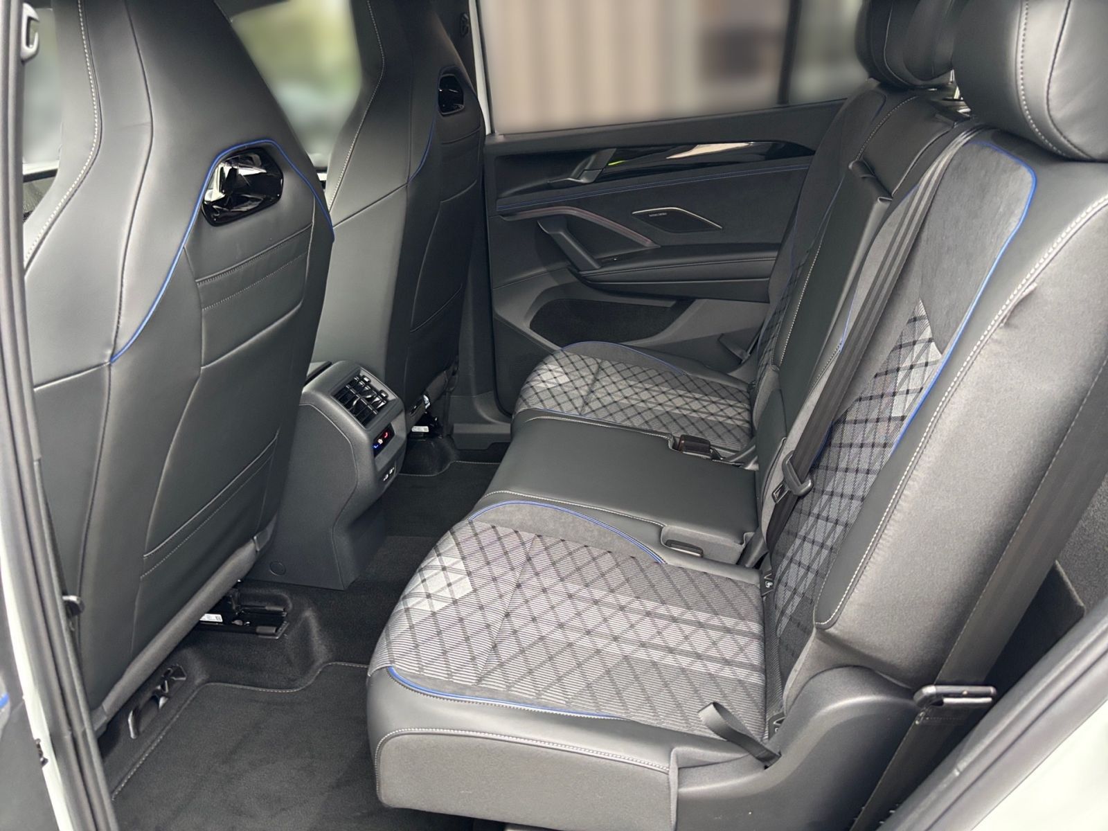 Fahrzeugabbildung Volkswagen Tayron R-Line 2.0 TSI 4MOTION 204 PS DSG HD-Matr