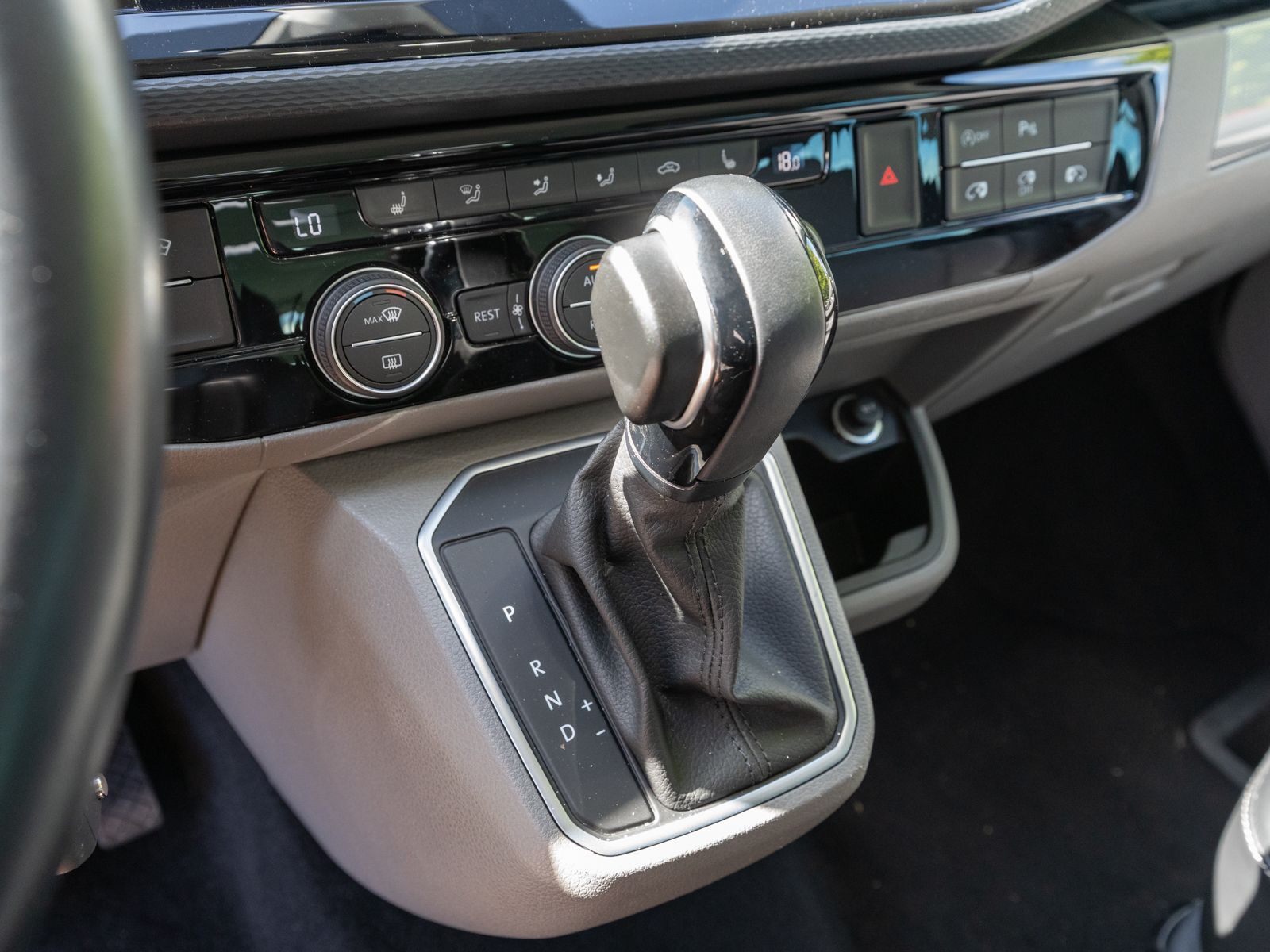 Fahrzeugabbildung Volkswagen T6.1 Caravelle Highline 2.0TDI 4M DSG LEDER RFK
