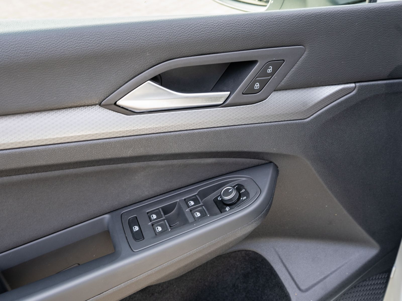 Fahrzeugabbildung Volkswagen Golf Active 1.5 eTSI DSG LED Navi RFK Stdhzg AHK