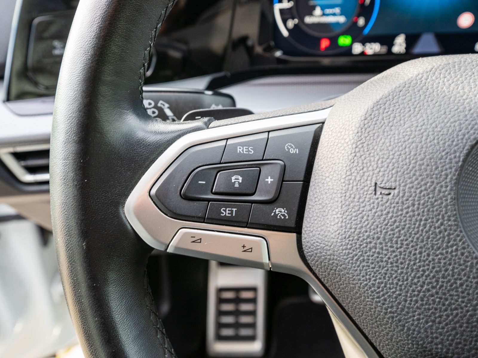 Fahrzeugabbildung Volkswagen Golf Active 1.5 eTSI DSG LED Navi RFK Stdhzg AHK