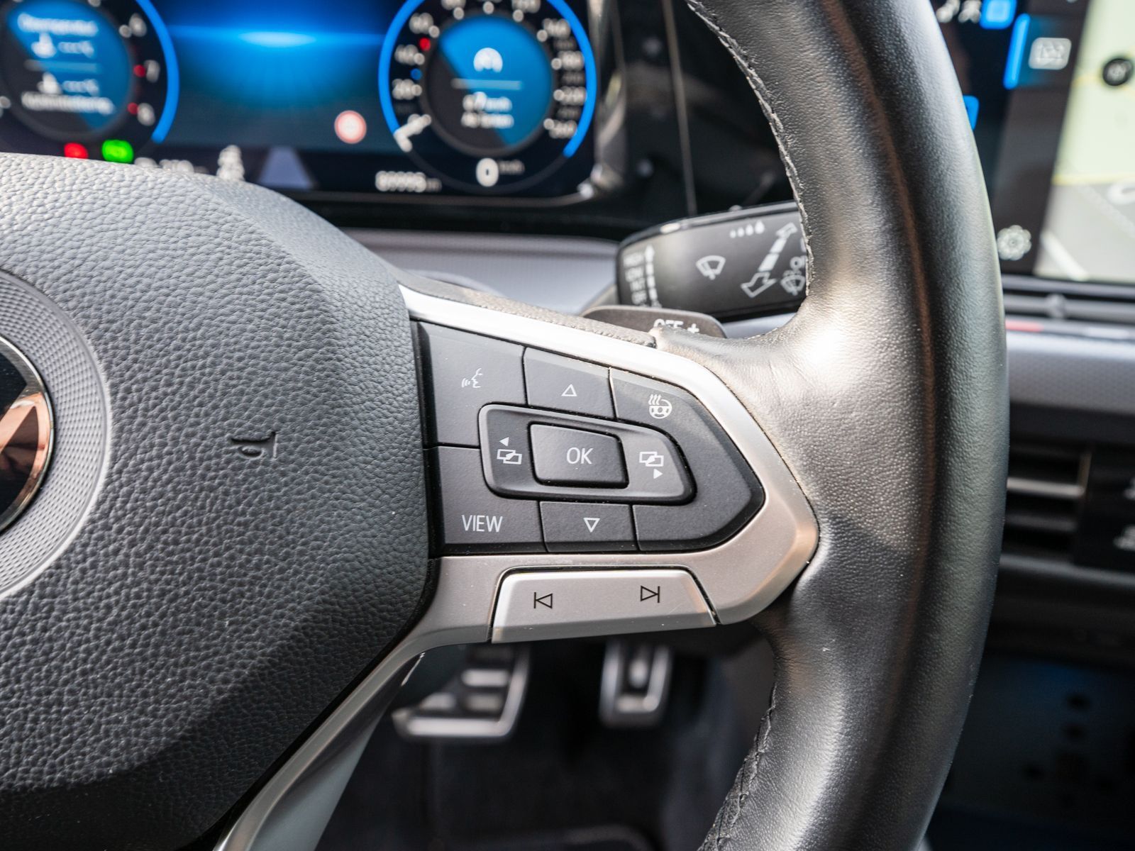 Fahrzeugabbildung Volkswagen Golf Active 1.5 eTSI DSG LED Navi RFK Stdhzg AHK