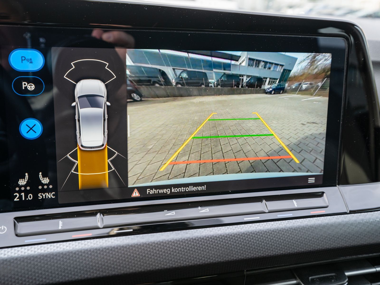 Fahrzeugabbildung Volkswagen Golf Active 1.5 eTSI DSG LED Navi RFK Stdhzg AHK