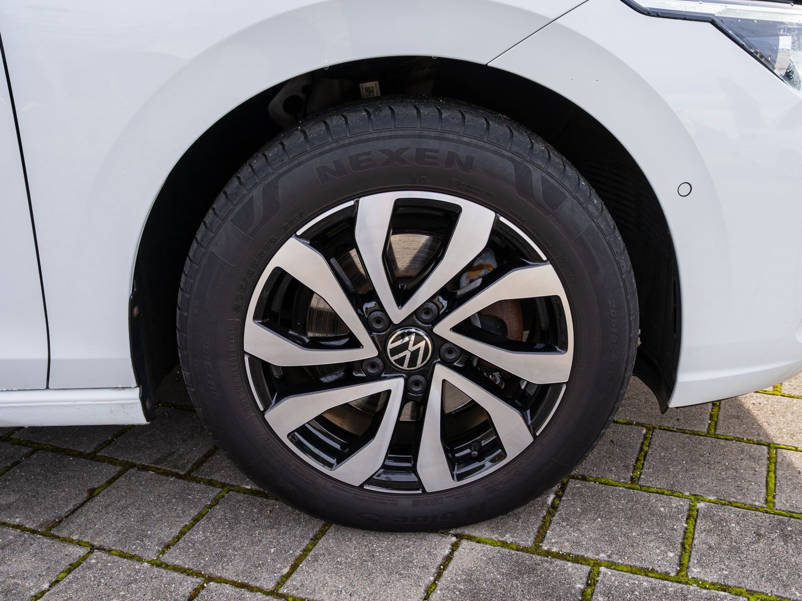 Fahrzeugabbildung Volkswagen Golf Active 1.5 eTSI DSG LED Navi RFK Stdhzg AHK