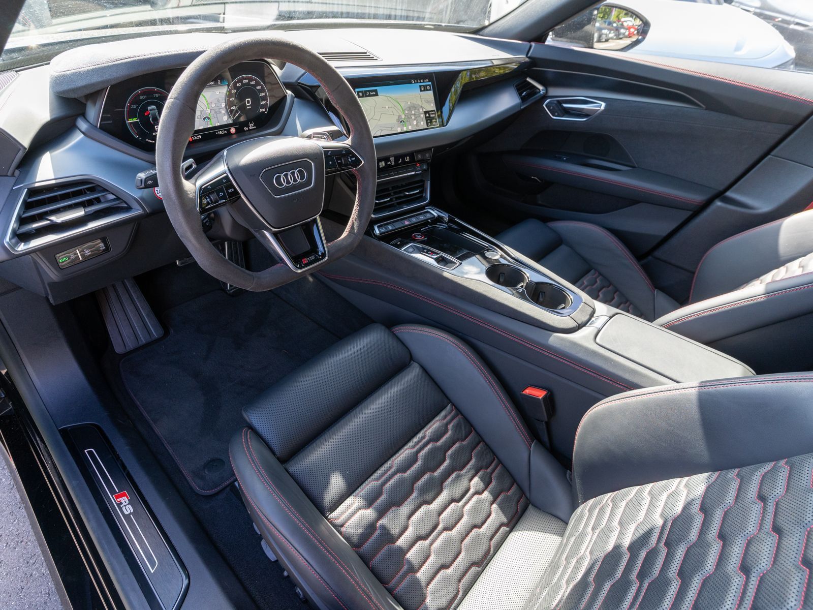 Fahrzeugabbildung Audi RS e-tron GT quattro NAVI MATRIX ACC 360° HUD