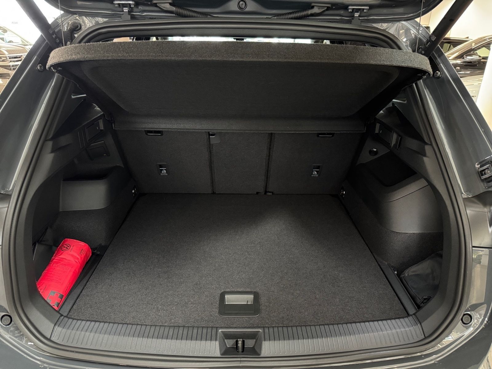 Fahrzeugabbildung Volkswagen Tiguan R-Line 1.5 eTSI DSG ACC NAVI 360° Kamera