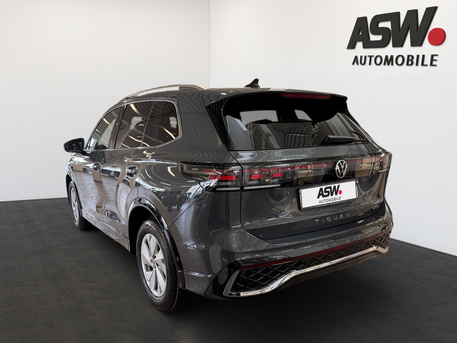Fahrzeugabbildung Volkswagen Tiguan R-Line 1.5 eTSI DSG ACC NAVI 360° Kamera