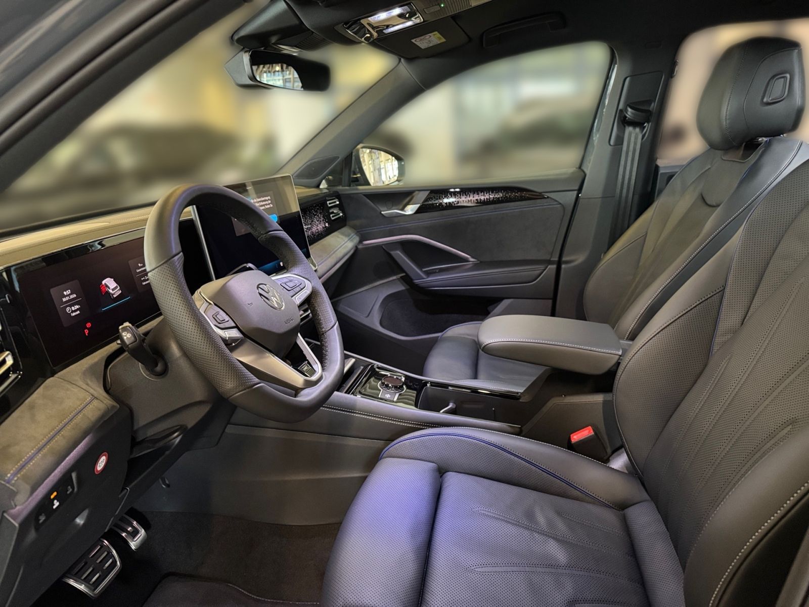 Fahrzeugabbildung Volkswagen Tiguan R-Line 1.5 eTSI DSG ACC NAVI 360° Kamera