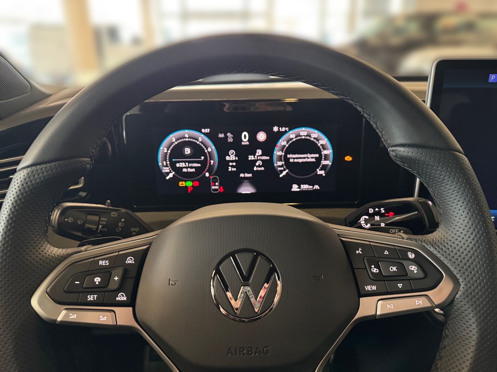 Fahrzeugabbildung Volkswagen Tiguan R-Line 1.5 eTSI DSG ACC NAVI 360° Kamera