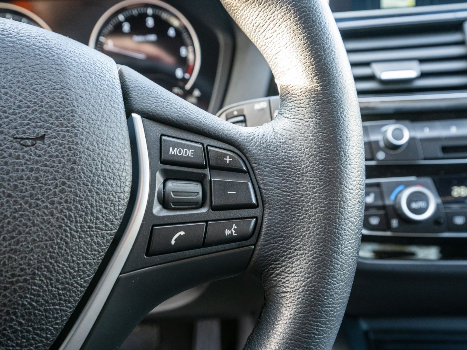 Fahrzeugabbildung BMW 120 d xDrive Sport Line LED Navi PDC SHZ