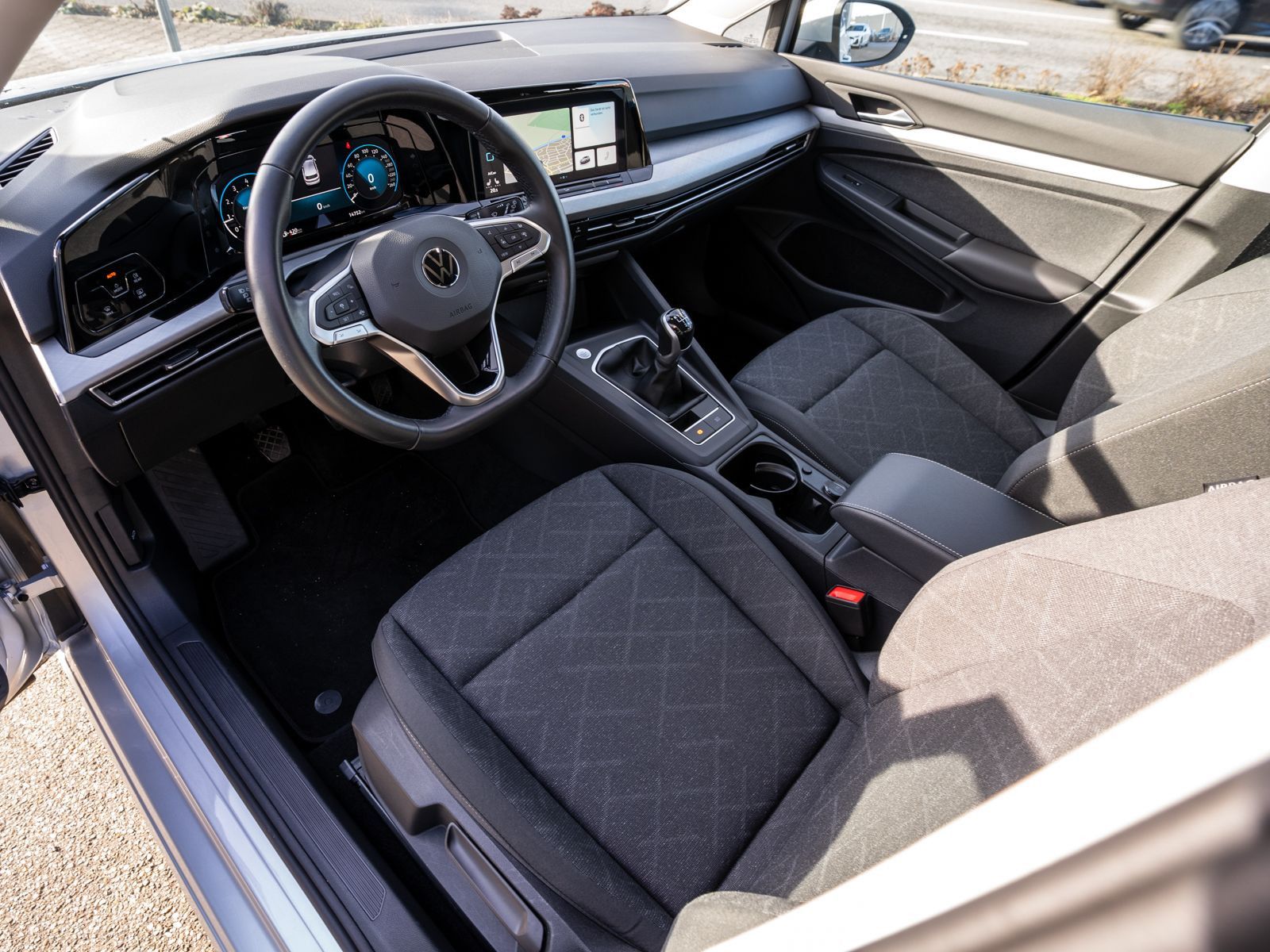 Fahrzeugabbildung Volkswagen Golf Life 1.5TSI LED Navi Klimaautomatik PDC SHZ